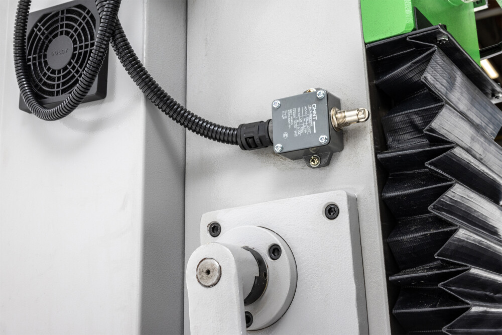 Gear-head milling machine with digital readout and variable speed