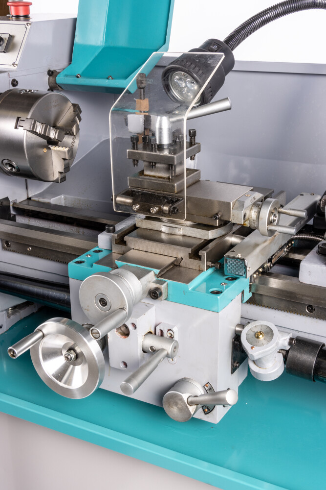 Draaibank 250x550 mm met variable toerental en digitale uitlezing