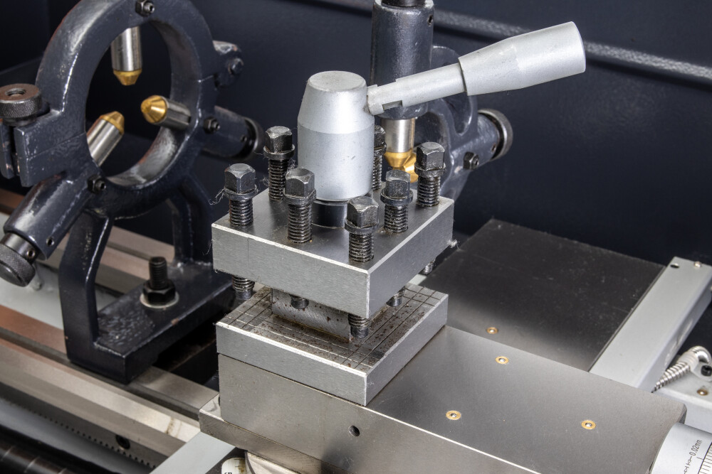 Draaibank 300x910 mm met variabel toerental en digitale uitlezing