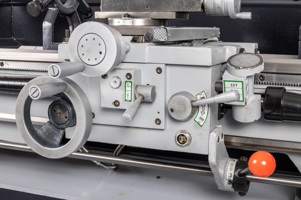 Draaibank 300x910 mm met variabel toerental en digitale uitlezing