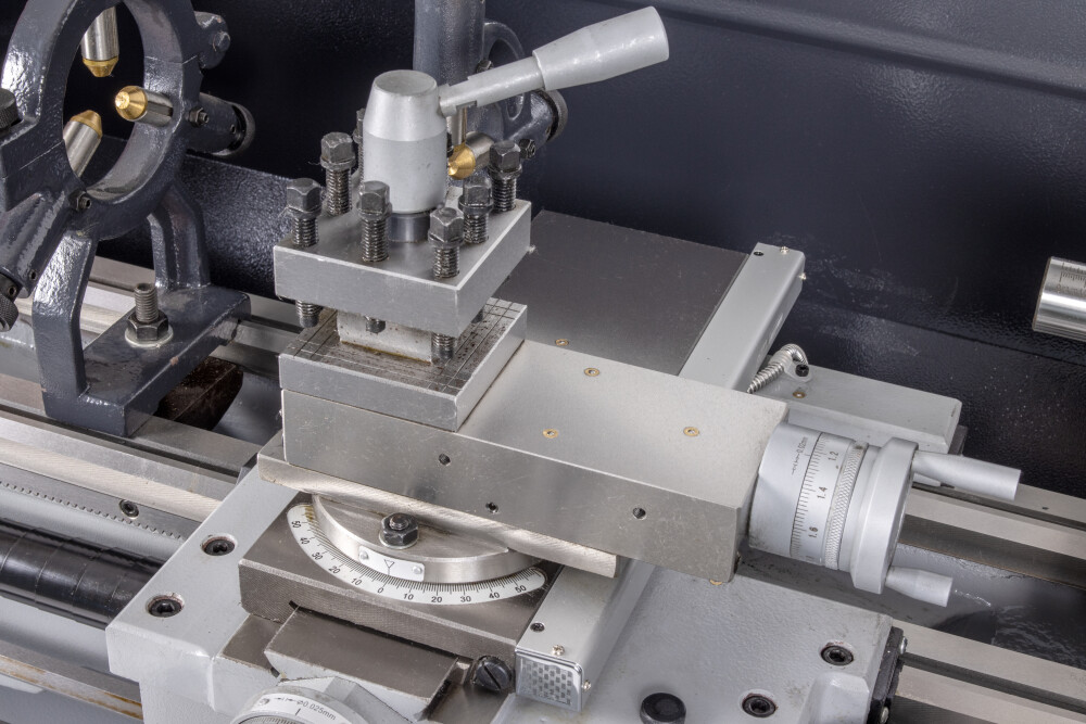 Draaibank 300x910 mm met variabel toerental en digitale uitlezing