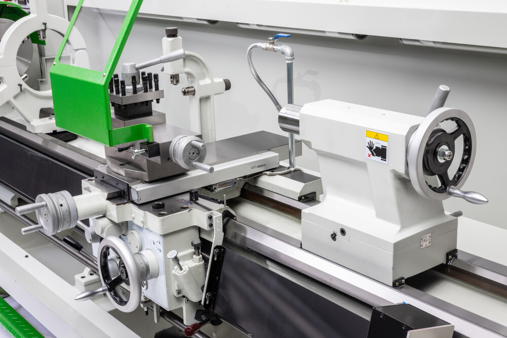 Precisie draaibank 530x2000 mm met variabel toerental