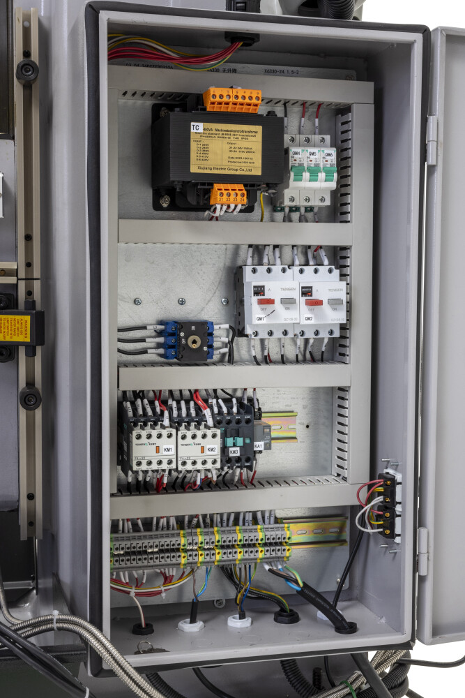 Torenfreesmachine ISO40 met digitale uitlezing en 3 assige voeding