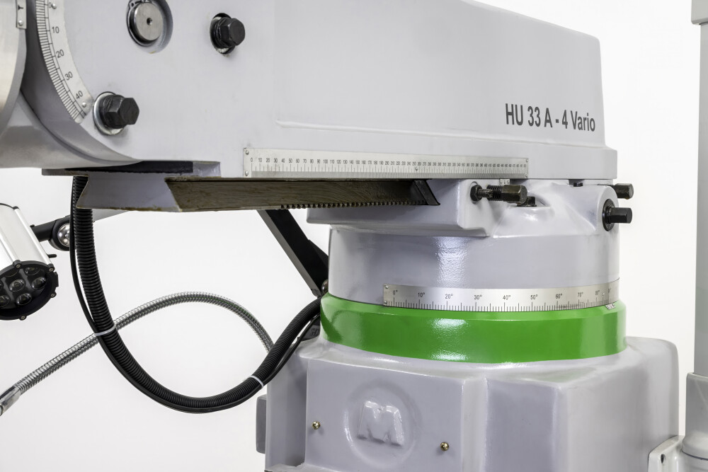 Torenfreesmachine ISO40 met digitale uitlezing en werktafel 1370 x 305 mm