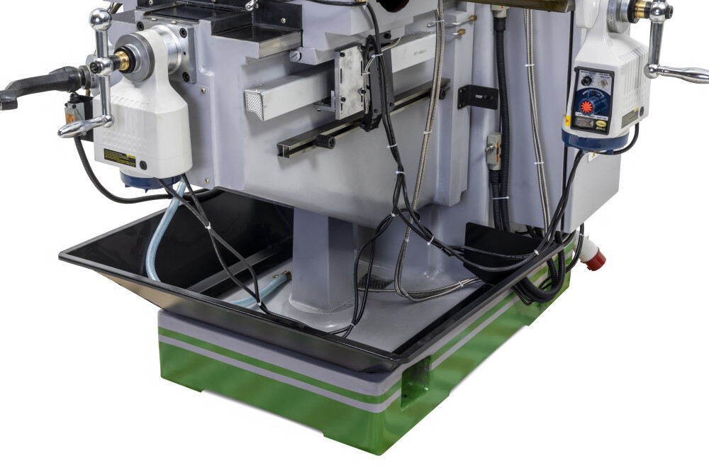 Torenfreesmachine ISO40 met digitale uitlezing en werktafel 1370 x 305 mm