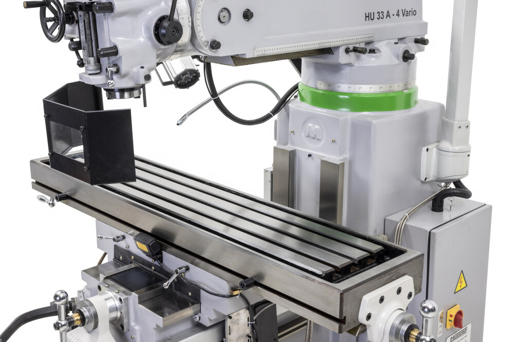 Torenfreesmachine ISO40 met digitale uitlezing en werktafel 1370 x 305 mm