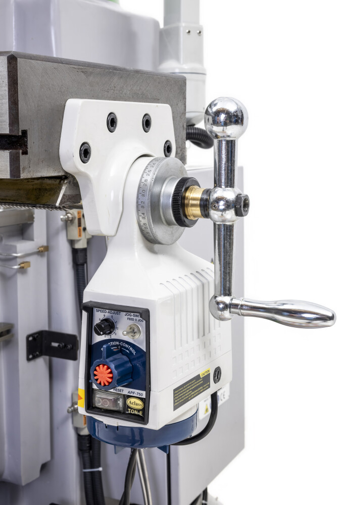 Torenfreesmachine ISO40 met digitale uitlezing en werktafel 1370 x 305 mm