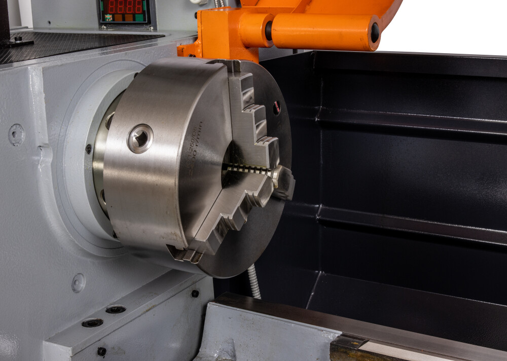 Draaibank 460x2000 mm met digitale uitlezing en variabel toerental