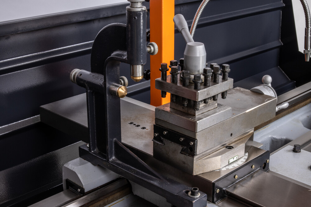 Draaibank 460x2000 mm met digitale uitlezing en variabel toerental