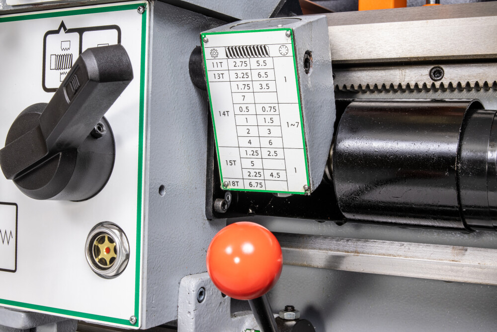 Draaibank 460x2000 mm met digitale uitlezing en variabel toerental