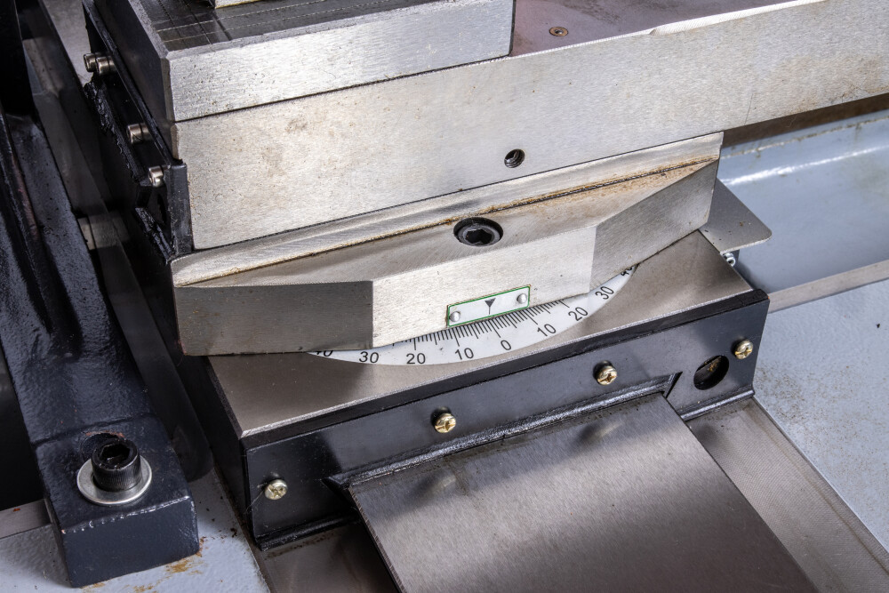 Draaibank 460x2000 mm met digitale uitlezing en variabel toerental