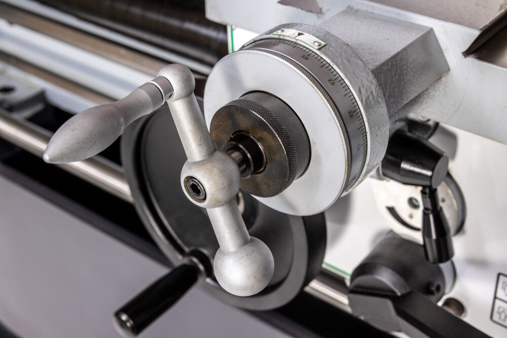Draaibank 460x2000 mm met digitale uitlezing en variabel toerental