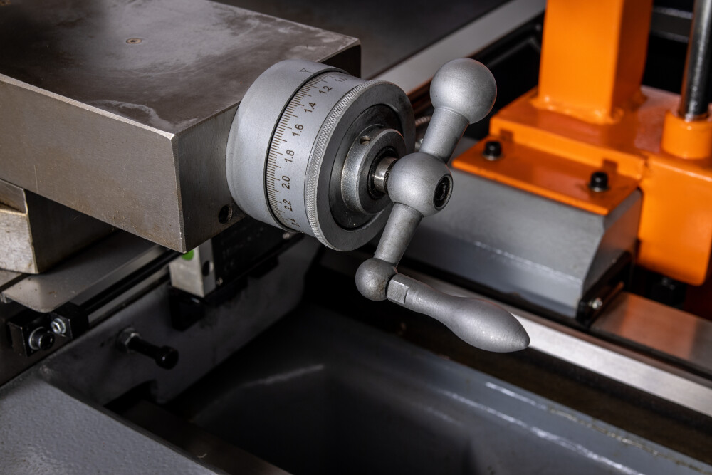 Draaibank 460x2000 mm met digitale uitlezing en variabel toerental