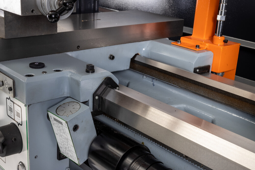 Draaibank 560x2000 mm met digitale uitlezing