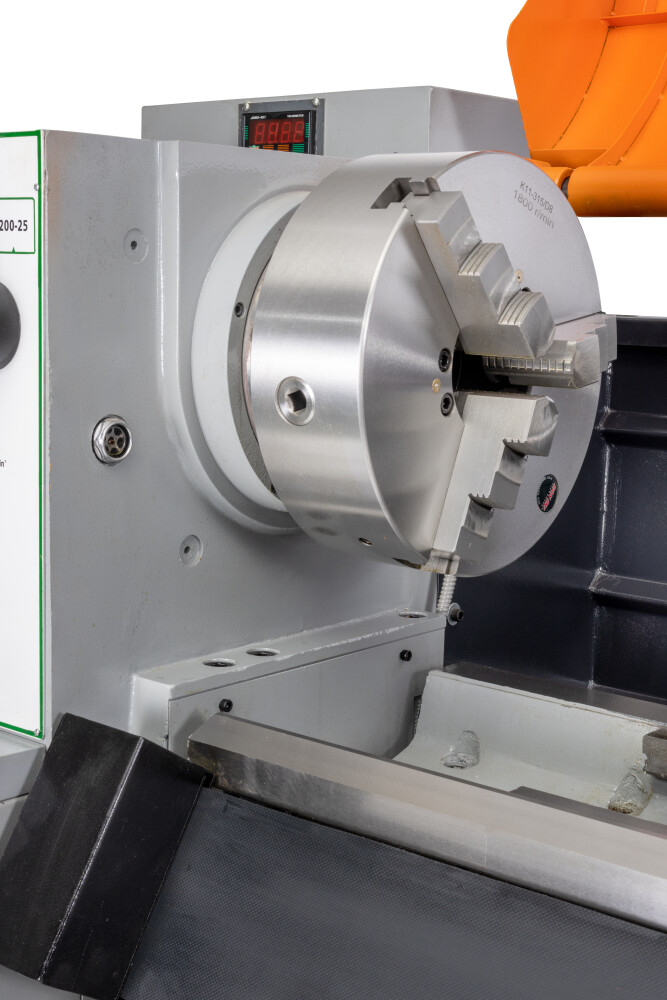 Draaibank 560x1500 mm met digitale uitlezing en variabel toerental