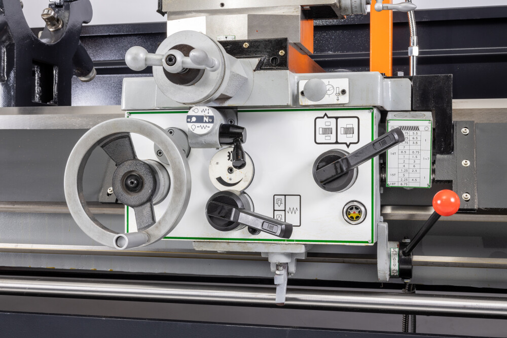 Draaibank 560x1500 mm met digitale uitlezing en variabel toerental