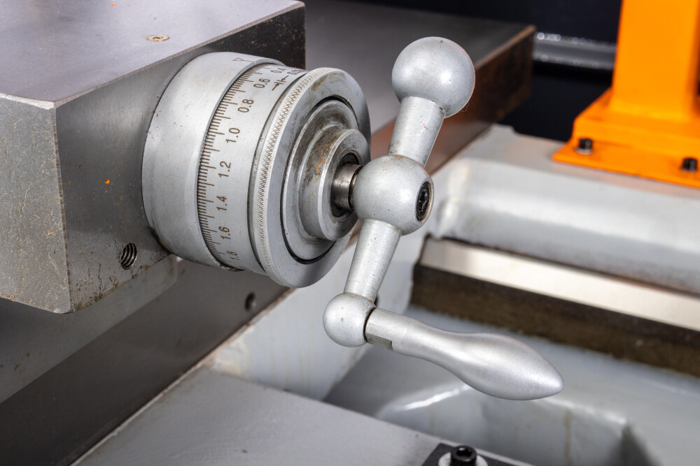 Draaibank 560x1500 mm met digitale uitlezing en variabel toerental
