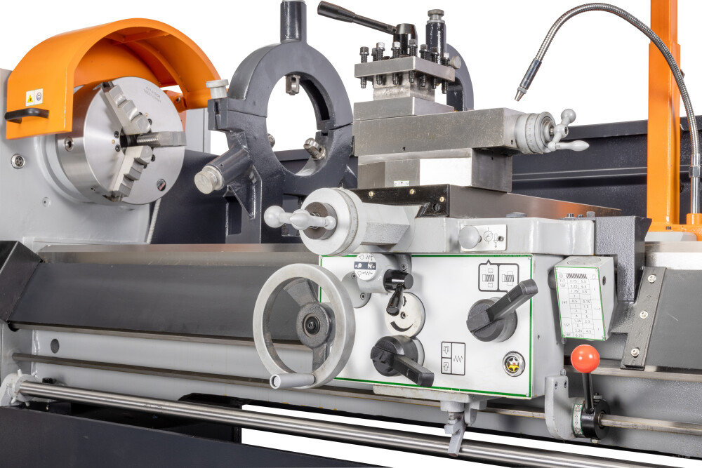 Draaibank 560x2000 mm met digitale uitlezing en variabel toerental
