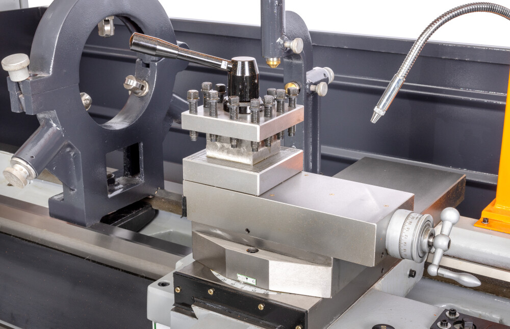 Draaibank 560x2000 mm met digitale uitlezing en variabel toerental