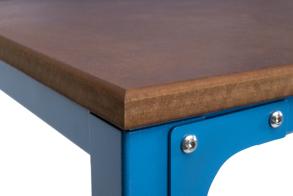 Table de travail avec planche à outils et plan de travail en MDF