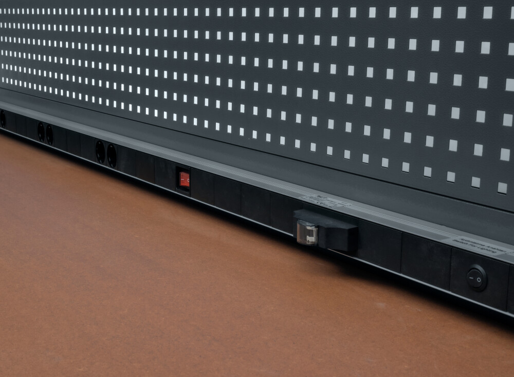 Werkbank mit 12 Schubladen und MDF-Arbeitsplatte