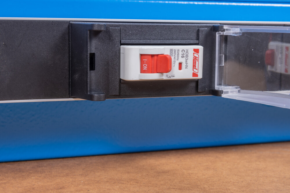 Mobile Werkbank mit Werkzeugwand mit 2,5 cm MDF-Arbeitsplatte