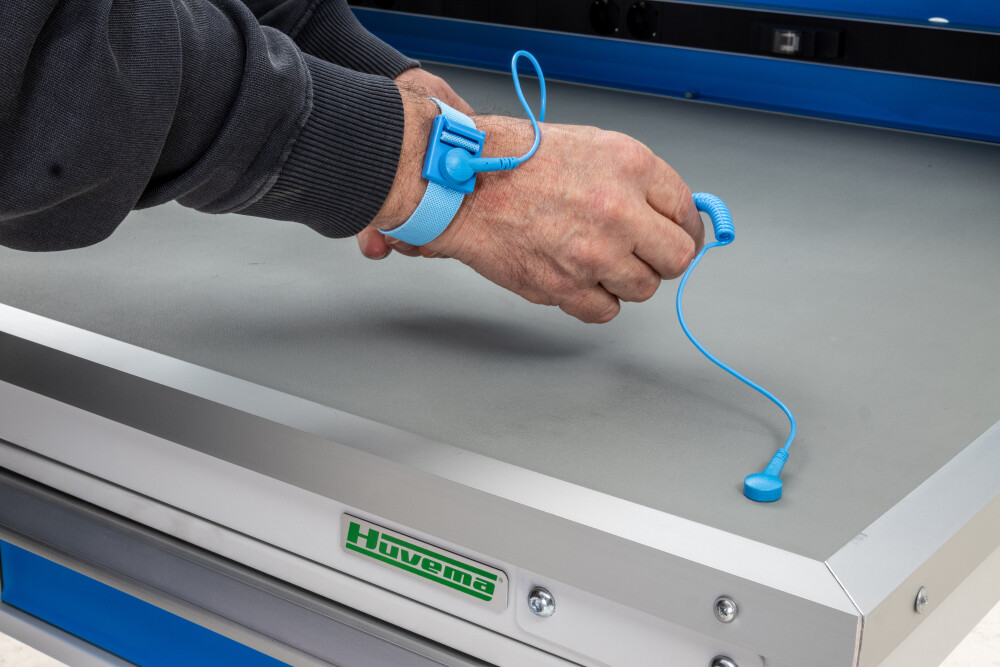 ESD-Werkbank mit 2 Schubladen, Tafel und 28 Behältern